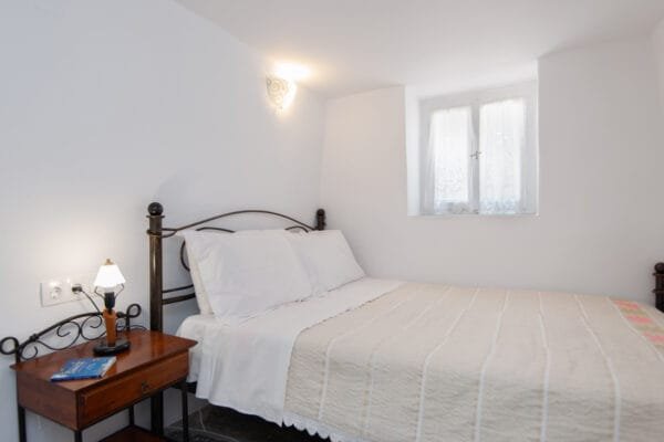 Themonia room Frazeska villa Sifnos